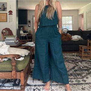 Not Perfect Linen Bay top in emerald green